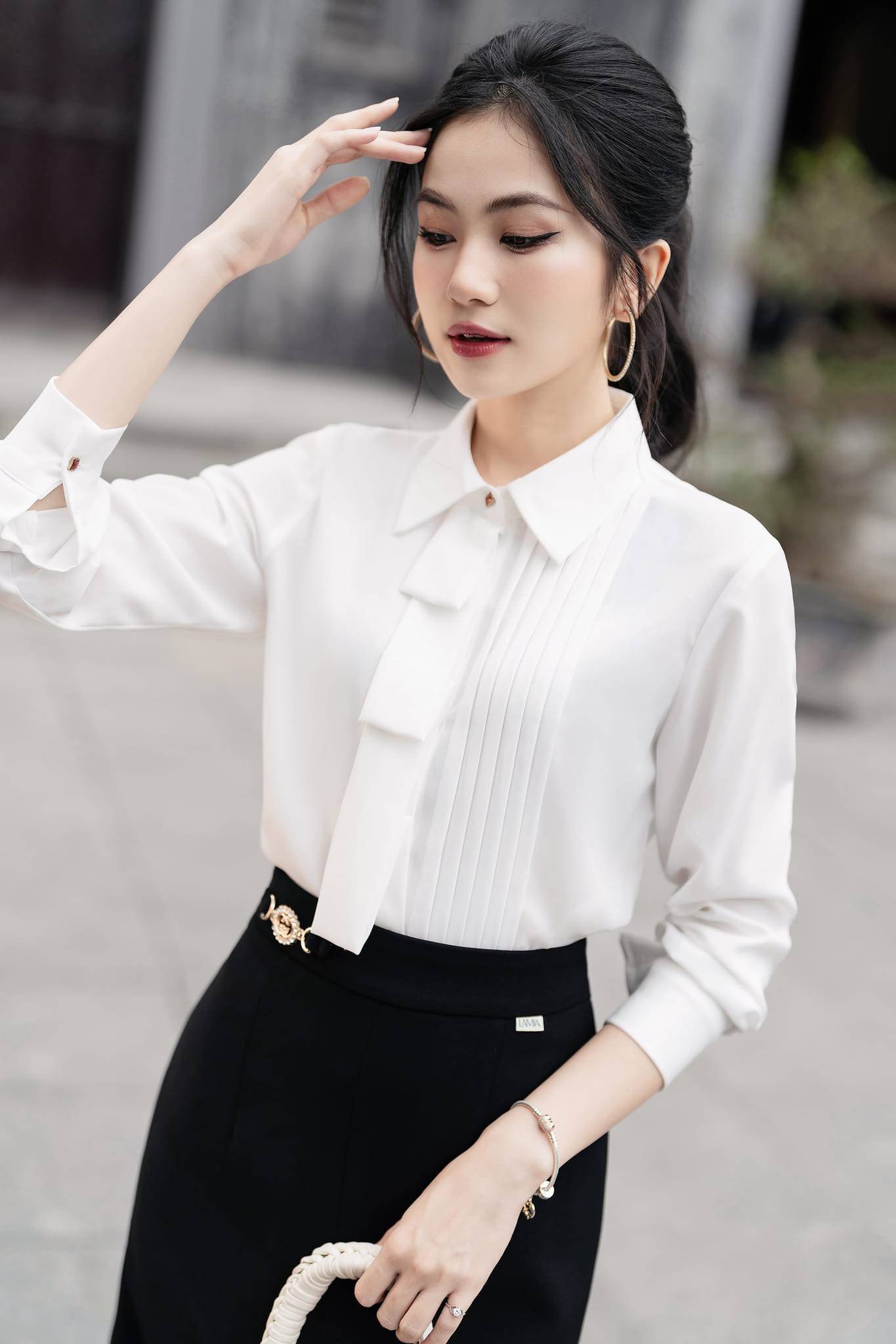 Áo sơ mi trắng nữ thanh lịch